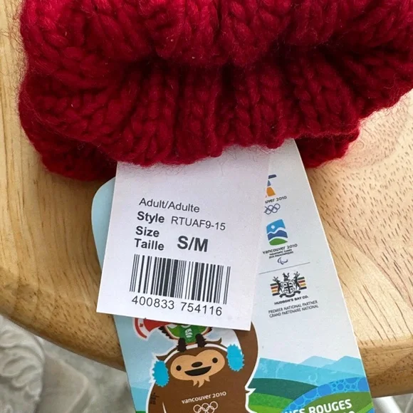 New Hudson’s Bay Canadian 2010 Vancouver Olympic Mittens - Picture 6 of 11